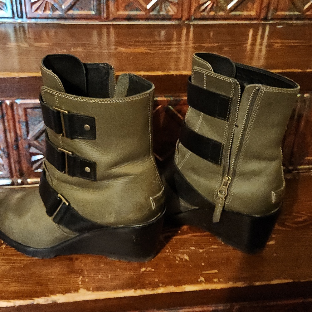 Sorel After Hours Wedge Leather Zip Bootie Nori Green Buckle Detail Size 10